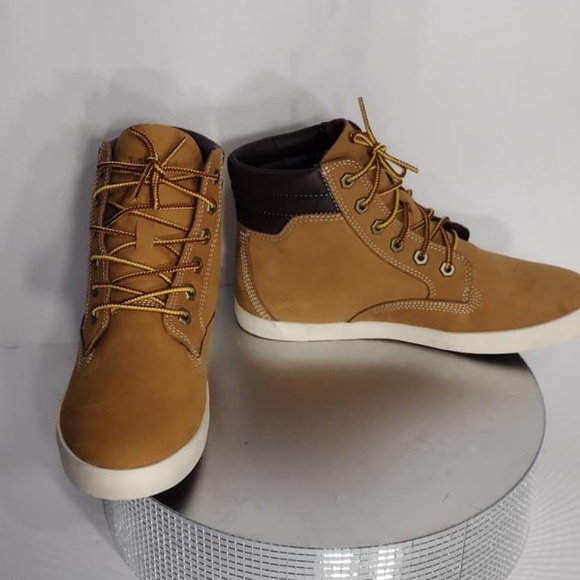 Timberland  Women’s Tan Boots size 8.5 brand new w out box and tags